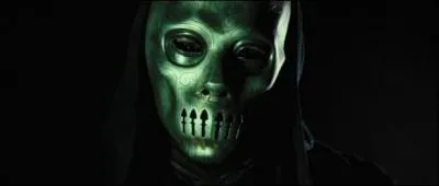 Quels sont les deux mangemorts qui découvrent Harry dans un café de Tottenham Court Road ?