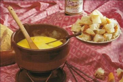 Elle est savoureuse, mais savez-vous quel alcool entre dans la composition de cette fondue ?