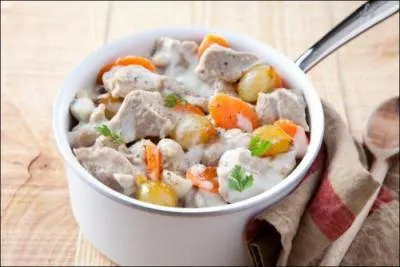 Quel est le nom de ce pot-au-feu de veau pour lequel vous aurez besoin de jaunes d'oeufs, de crème et de champignons ?