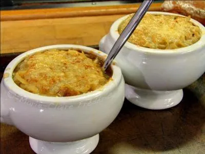 Réalisée avec des oignons, farine, vin blanc, eau, croûtons sous une épaisse couche de gruyère, passée au four, c'est ....