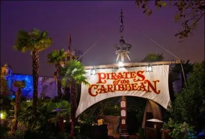 Quel est le nom du restaurant situé dans l'attraction "Pirates des Caraïbes" ?