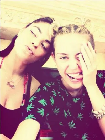 Qui est une des amies les plus proches de Miley sur cette photo ?