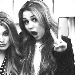 Quel chanteur masculin Miley considère-t-elle comme son petit frère ?