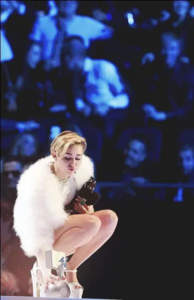 Aux MTV Europe Music Awards 2013, lorsque Miley va chercher son prix, elle fume. Mais que fume-t-elle ?