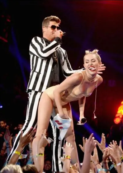 Lors de quelle cérémonie Miley crée-t-elle l'événement lorsqu'elle twerke à moitié nue avec Robin Thicke ?