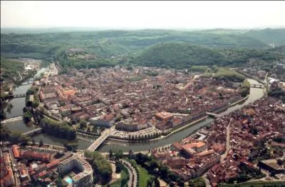 Parmi les propositions suivantes, quel écrivain est né à Besançon, en Franche-Comté ?