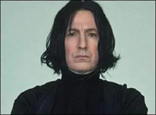 De quelle couleur de cheveux est Rogue ?