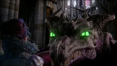 En quoi se transforme Maléfique à la fin du couronnement ?