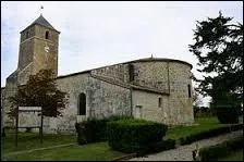 Voici l'église Sainte-Gemme, à Brizambourg. Village Charentais-Maritime, il se situe en région ...