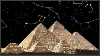 Certaines théories font une comparaison entre les pyramides et quelle constellation ?