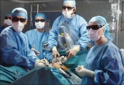 Comment s'appelle le robot utilisé en chirurgie urologique, vasculaire, viscérale, gynécologique à la polyclinique de Poitiers ?