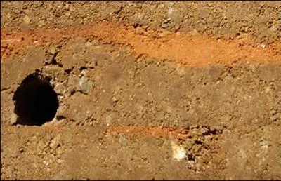 Outre le bambou, la tuile et le bois, des matériaux anciens et très simples ont participé à la construction : quel est celui-ci ?