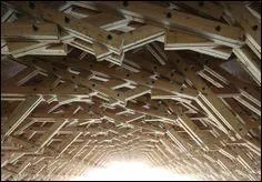 Une charpente d'apparence complexe, autoportante, est constituée de milliers de pièces de bois : mais d'où provient ce bois ?