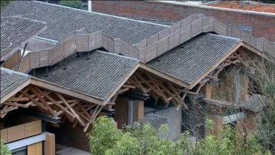 Mais à quoi peuvent bien servir ces constructions courant sur les toits ?