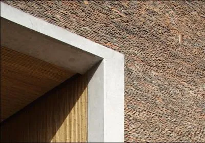 Le béton est présent principalement pour le coffrage des différents matériaux : à gauche, le bambou et à droite ... (complétez)