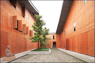 Certaines parties du bâtiment sont parsemées d'espaces ressemblant à des jardins "zen" : à propos, comment dit-on en Chine pour "faire" un jardin ?