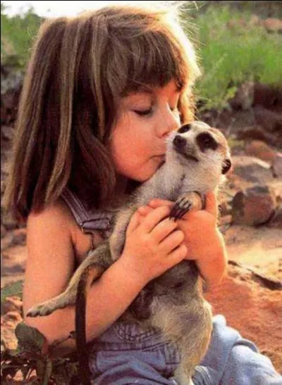 Elle savait &agrave; peine marcher que cette petite fran&ccedil;aise parcourait les savanes de Namibie en compagnie d'un l&eacute;opard ou d'un &eacute;l&eacute;phant de plusieurs tonnes (entre autres), elle est devenue une l&eacute;gende !
