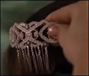 Qui aide Bella &agrave; se pr&eacute;parer pour son mariage ?