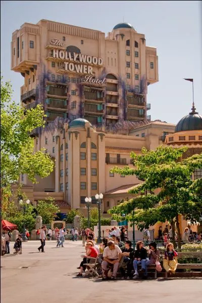 Combien d'étages y a-t-il dans la Tour de la Terreur ?