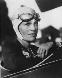 Amelia Earhart est célèbre notamment pour avoir été, en juin 1928, la première femme à traverser, en avion, l'océan...