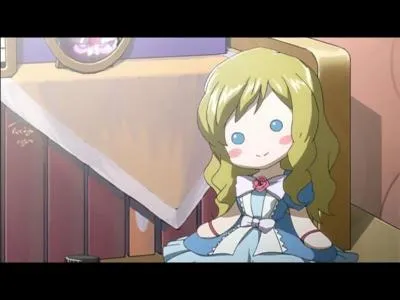 À qui ressemble la poupée appartenant à Lucy ?