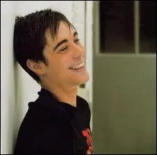 "On va casser nos sacs de billes 
et puis tout dépenser d'un coup
on va s'acheter des trucs qui brillent
du whisky, des caramels mous..."