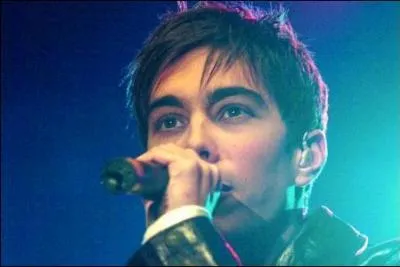 "Quand on n'a plus d'honneur
il reste quand même un espoir
il y a peut-être un donneur
quelque part..."