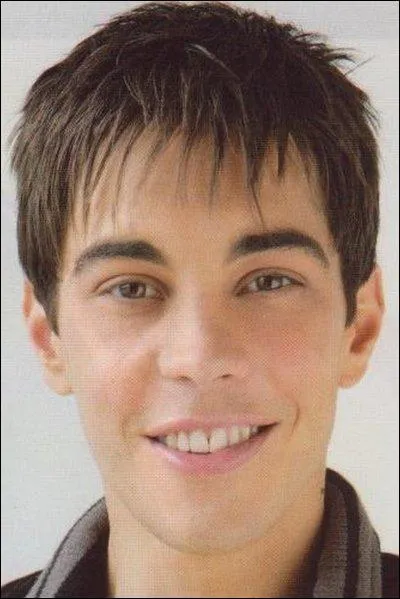 "Et restons encore fidèles
Le temps que se détache
Toute ma peau de la tienne
Que disparaisse ton ombre..."