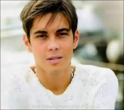 "On se débarrasse de tout
 tout ce qui pour nous avait un prix, 
 et puis on plonge 
avec tout le feu qui nous ronge..."