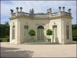 Quel architecte a réalisé le Petit Trianon à Versailles ?