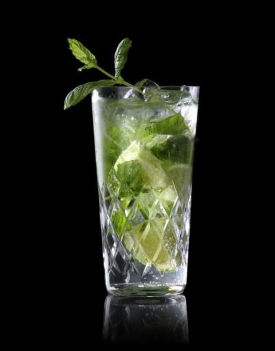 Pour l'apéritif, j'ai choisi un cocktail simple à réaliser grâce à du rhum, du citron vert, des feuilles de menthe et des glaçons :