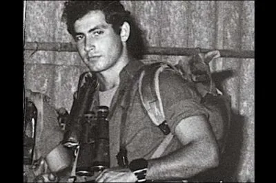 Lui vient d'un pays (presque minuscule : 2 fois la Gironde, mais la moitié désertique) dont on parle tous les jours depuis au moins 50 ans ! Qui est ce monsieur ?