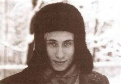 Cela fait maintenant quelques années qu'il joue une drôle de musique dans son pays ! Mais qui est ce beau jeune homme aux yeux si doux ?