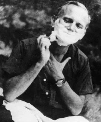 Certains hommes, lorsqu'ils se rasent le matin, y pensent... mais pas seulement à devenir président ! Qui est-ce ?