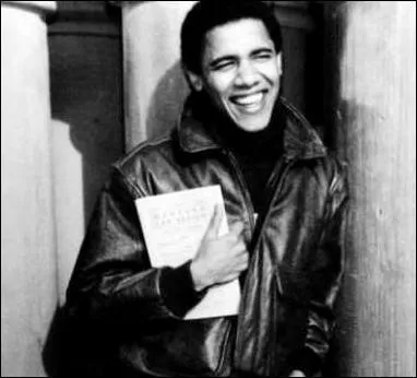 Comme avocat, je ne sais pas, mais comme chanteur, je trouve qu'il se débrouille pas mal pour un amateur ! Comment se nomme ce jeune homme ?