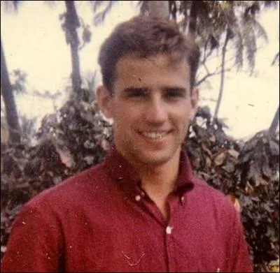 Quant à ce jeune homme, il n'est pas sans rapport avec le précédent : qui est-ce ?