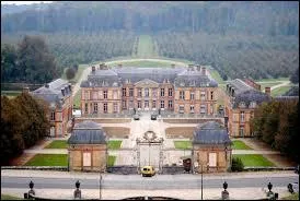 Je vous emmène visiter le château de Dampierre-en-Yvelines. Ville francilienne, elle se situe dans le département ...