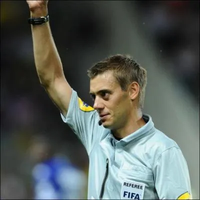 Que brandit un arbitre pour expulser un joueur de football du terrain ?