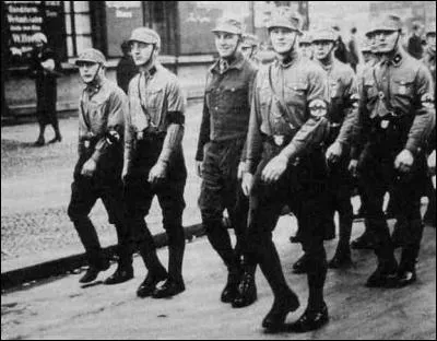 Par quelle couleur, précédée du mot « chemise », étaient désignés les membres de la SA (organisation paramilitaire du parti nazi) ?