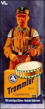 Qui appelait-on les "Chemises brunes" à cause de la couleur de leur uniforme, adopté dans les années 20 ?