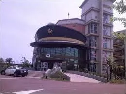 Outre un établissement hôtelier, "l'hôtel" désigne également un bâtiment servant de siège à certains services municipaux. Trouvez celui qui n'existe pas :