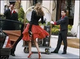 Comment se nomme ce célèbre hôtel luxueux, situé au coeur de la Croisette à Cannes, apprécié de nombreuses stars et puissants de ce monde ?