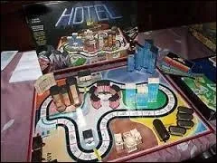 "Hotel" est aussi le nom d'un jeu de société édité dans les années 80. La règle est simple : ruiner ses adversaires par le biais d'opérations immobilières. Quelle est la marque ayant édité ce jeu de société ?