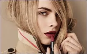 Dans le film "La face cachée de Margo", qui est l'acteur Nat Wolff qui interprète Quentin, par rapport à Margo qui est jouée par Cara ?