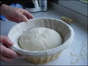 C'est un petit panier sans anse dans lequel on fait lever le pain.