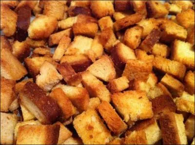 C'est une croûte de pain frottée d'ail mis dans la salade en Provence.