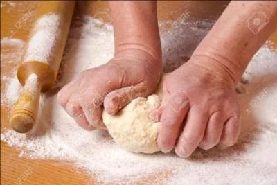 C'est un ouvrier boulanger qui pétrit le pain.