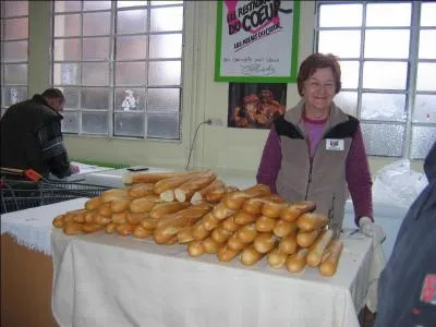 C'est une personne chargée de distribuer le pain dans les collectivités.