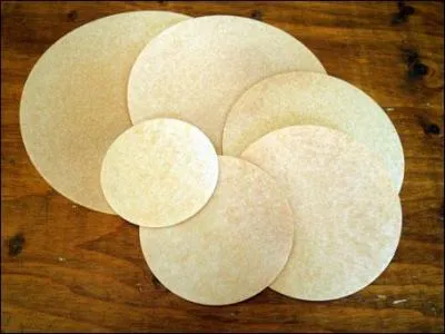 C'est une espèce eucharistique consistant en une petite rondelle de pain de froment azyme.