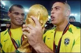 Qui complétait le quatuor offensif de rêve en 2002, quand le Brésil remportait sa cinquième Coupe du monde ? Les trois premiers joueurs étaient Ronaldo, Rivaldo et Ronaldinho.